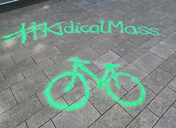 Fahrrad mit grüner Sprühkreide auf den Gehweg gezeichnet