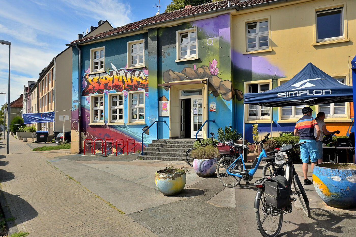 Front des Jugendkulturzentraums Spunk, das bunt mit Graffiti verschönert ist.