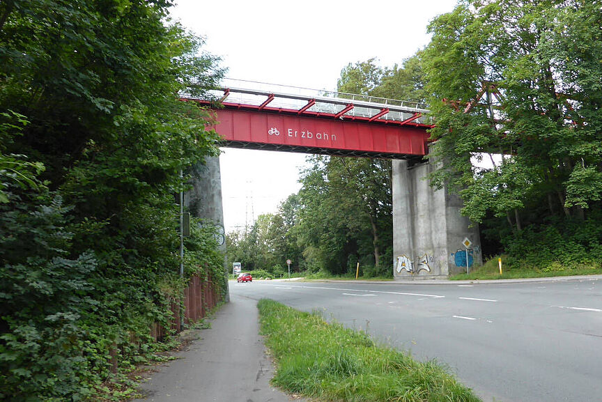 Brücke der Erzbahntrasse Rote Brücke über die Erzbahntrasse, von unten fotografiert