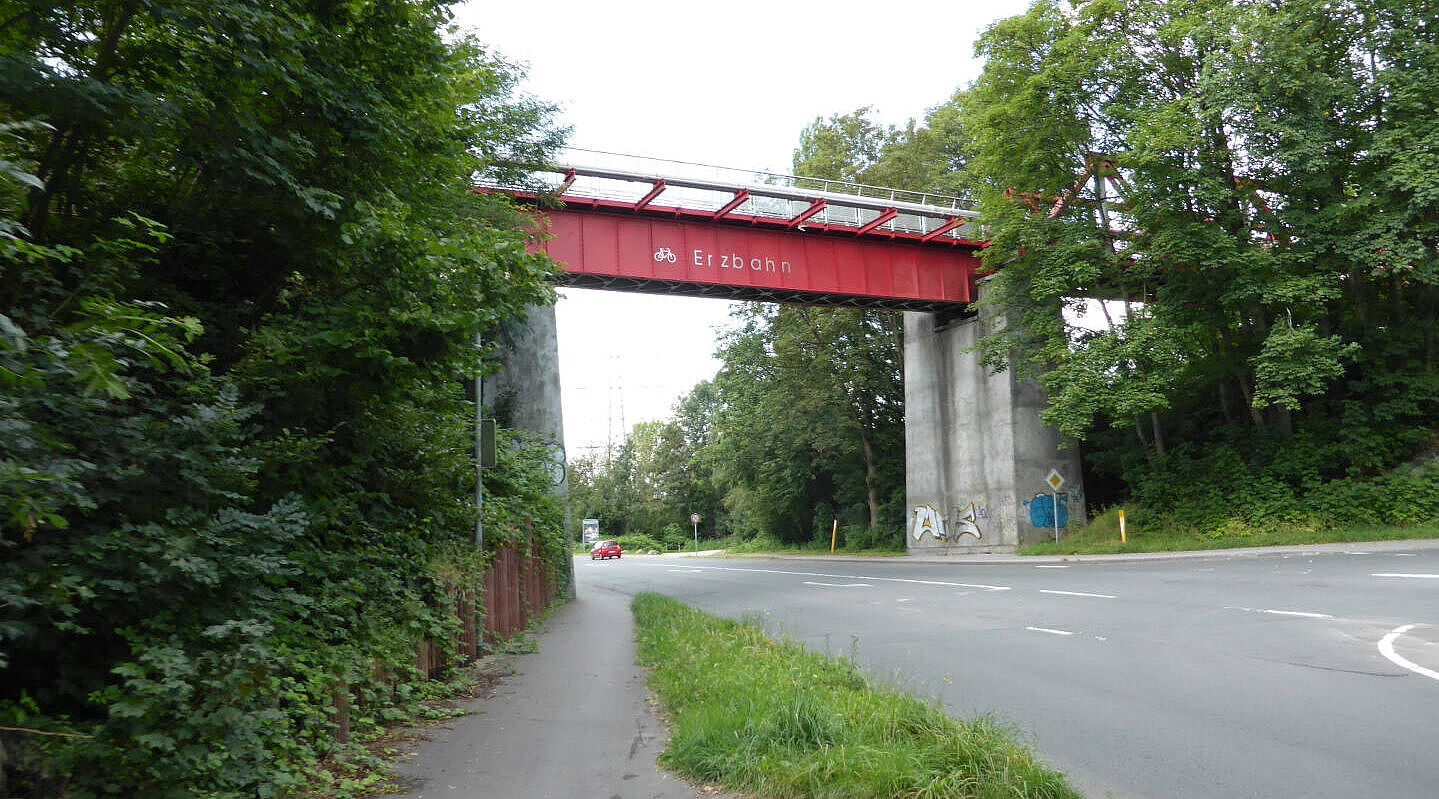 Rote Brücke über die Erzbahntrasse, von unten fotografiert