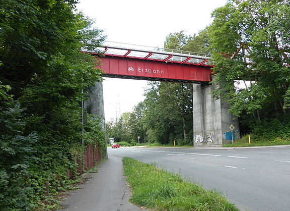Rote Brücke über die Erzbahntrasse, von unten fotografiert