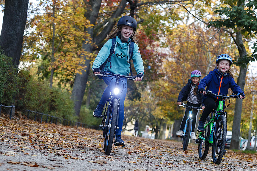 Mädchen auf Rädern im Herbst Mädchen auf Rädern