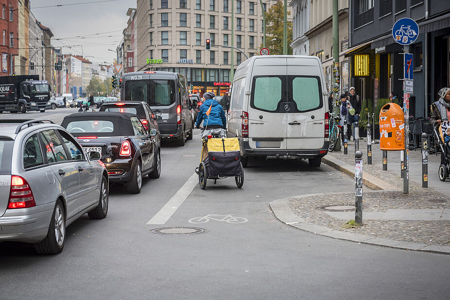 Radfahren in der Stadt: blockierter Radweg